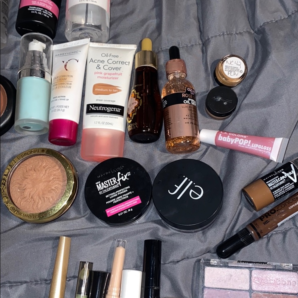 Makeup - Picture 3 of 3
